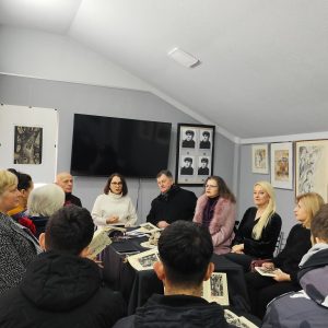 ПРОМОЦИЈА НА КНИГАТА „ДРВОТО ШТО ГЛЕДА: ПОЕЗИЈА ИНСПИРИРАНА ОД ДЕЛАТА НА РАНКО СТРУМЕНИКОВСКИ“