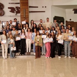Аргументирано дискутирање за економија и бизнис во организација на МНД и  Центарот за професионални обуки и кариерен развој при Економскиот факултет – Прилеп