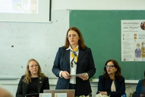 Read more about the article ПРОМОЦИЈА НА АНГЛИСКОТО ИЗДАНИЕ НА РОМАНОТ „ТРИ МАРИИ“ ОД ОЛИВЕРА ЌОРВЕЗИРОСКА